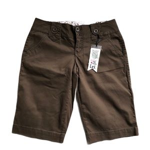 Brown capri
